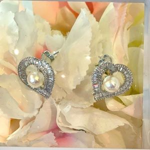 Sparking heart shaped earrings with a faux Pearl